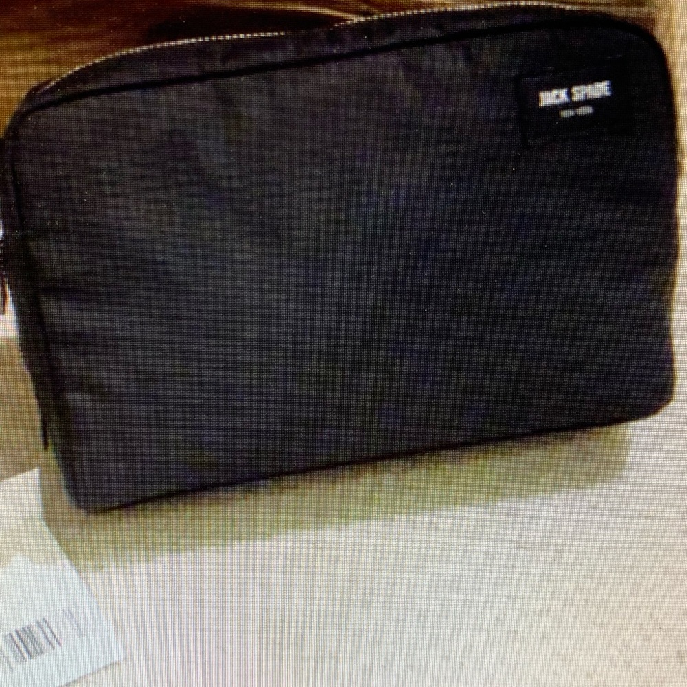 JAKE SPADE BRAND NEW TRAVEL TOILETRIES KIT
With tags attached